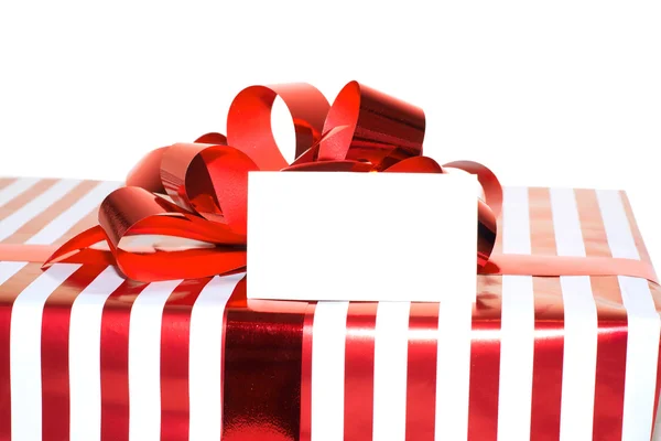 Kerstcadeau met lint en tag. geïsoleerd op witte backgro — Stockfoto