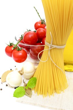 spagetti, cherry domates, soğan, sarımsak, defne yaprağı, biber üzerinde
