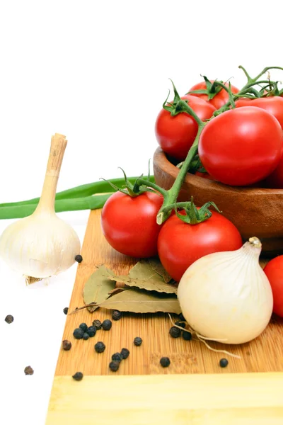 The branch of cherry tomatoes in a wooden bowl, isolated on whit — Stock Photo, Image