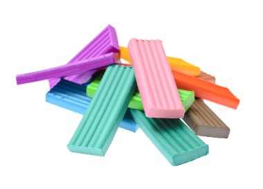 Beyaz arka plan üzerinde izole renkli hamuru