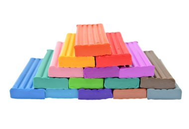 Beyaz arka plan üzerinde izole renkli hamuru