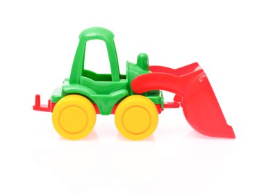 Oyuncak traktörü beyaz arkaplanda izole edildi