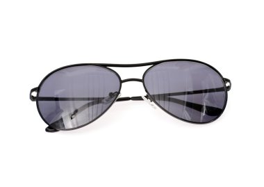 Beyaz arkaplanda izole edilmiş güneş gözlükleri