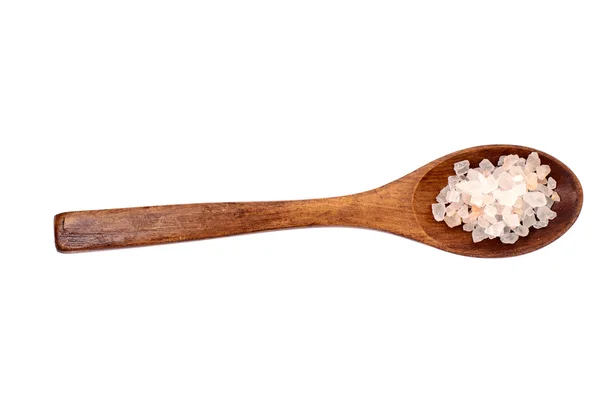 Розовая соль в деревянной ложке на белом фоне — стоковое фото