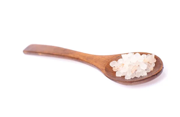 Rosa Salz in Holzlöffel isoliert auf weißem Hintergrund — Stockfoto