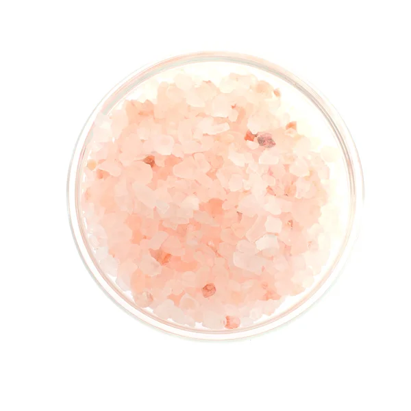 Рожевий сіль у скляній мисці ізольовані на білому тлі — стокове фото