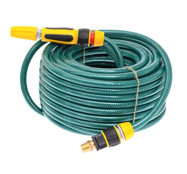 Beyaz arka plan üzerinde izole bahçe hortumu