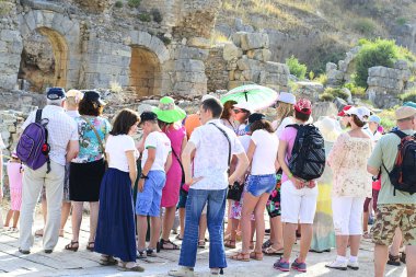 kalıntılar üzerinde turist Turist Rehberi