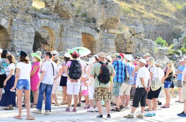 kalıntılar üzerinde turist Turist Rehberi