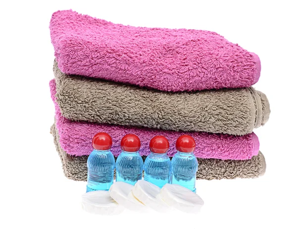 毛巾、 洗发水和香皂上白色背景孤立 — 图库照片