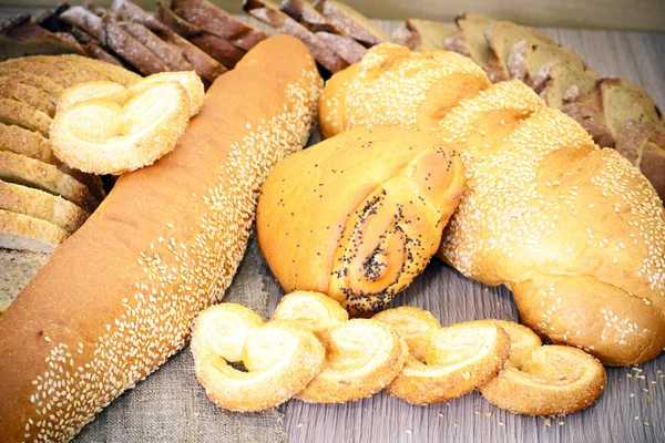Brood op houten ondergrond — Stockfoto