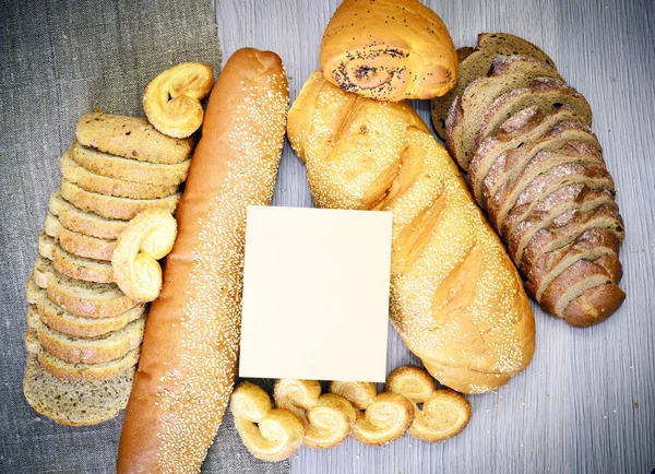 Brot auf Holzgrund — Stockfoto