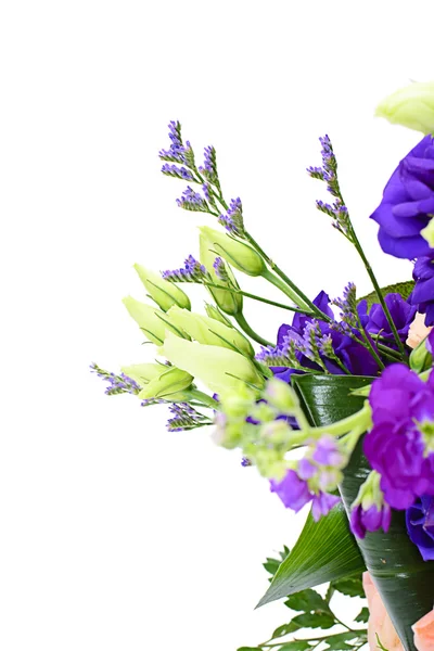 Kleurrijke bloemen boeket geïsoleerd op witte achtergrond — Stockfoto