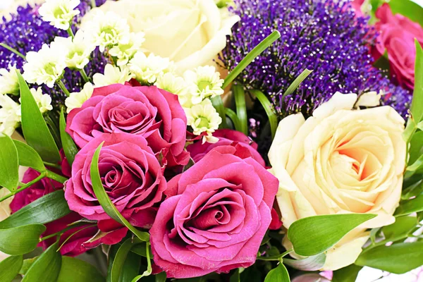 Kleurrijke bloemen boeket geïsoleerd op witte achtergrond — Stockfoto