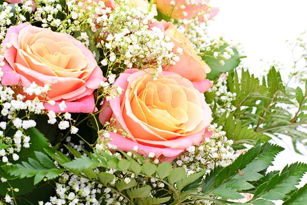 Kleurrijke bloemen boeket geïsoleerd op witte achtergrond — Stockfoto