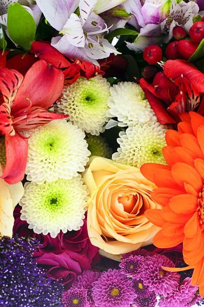 Kleurrijke bloemen boeket geïsoleerd op witte achtergrond — Stockfoto