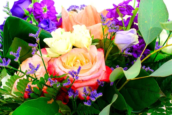 Kleurrijke bloemen boeket geïsoleerd op witte achtergrond — Stockfoto