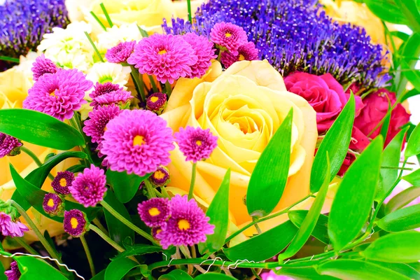 Bunte Blumen Strauß isoliert auf weißem Hintergrund — Stockfoto