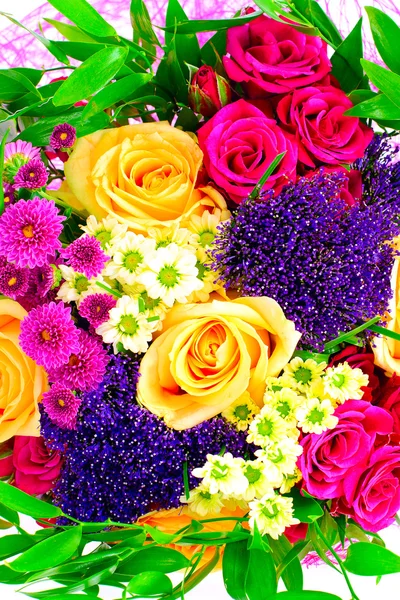 Bunte Blumen Strauß isoliert auf weißem Hintergrund — Stockfoto