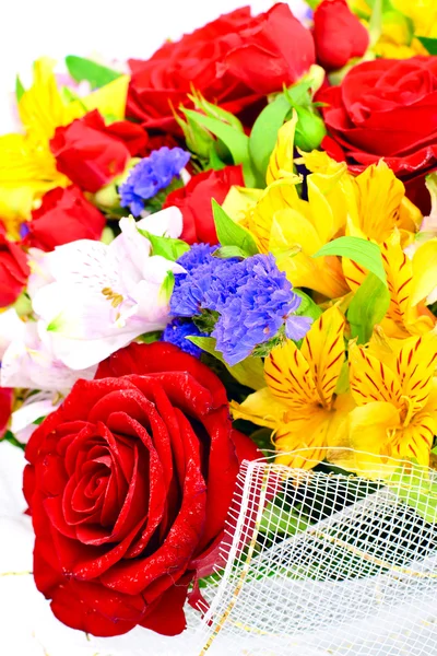 Bunte Blumen Strauß isoliert auf weißem Hintergrund — Stockfoto