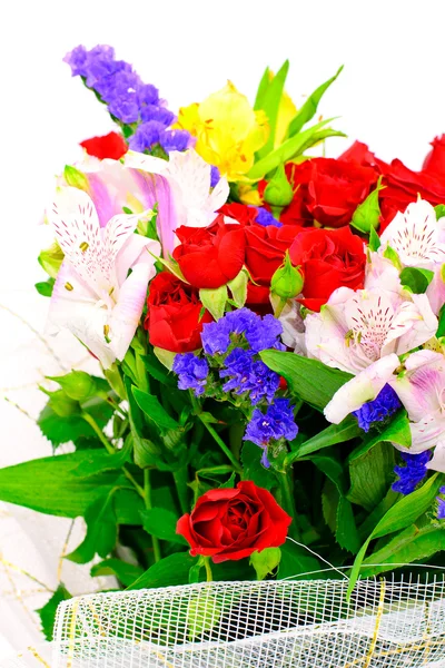 Kleurrijke bloemen boeket geïsoleerd op witte achtergrond — Stockfoto