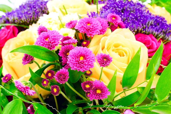 Barevné květiny kytice izolované na bílém pozadí — Stock fotografie