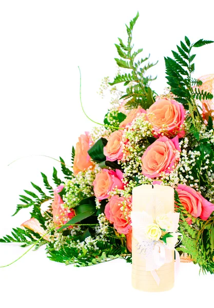 Kaars en bloemen. geïsoleerd op witte achtergrond — Stockfoto