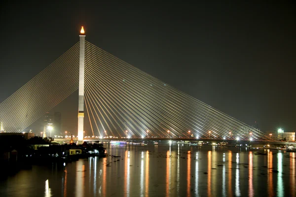 gece Bangkok Rama VIII Köprüsü