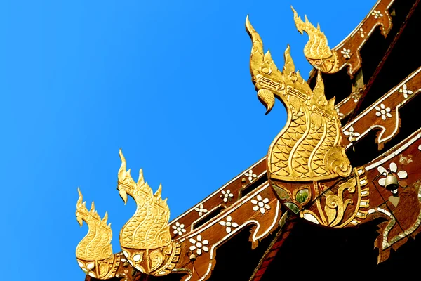 Prydnad templet skulptur thailand stil naga, forntida heliga orm i buddhismen legend dekorera på templet taket i Chiang Mai, thailand — Stockfoto