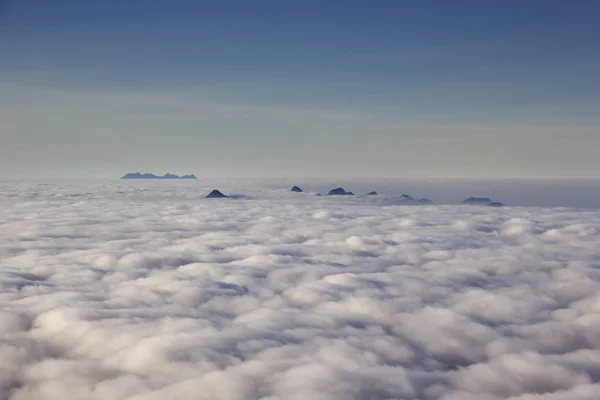 Dawn fog in the mountains — Stock Photo, Image