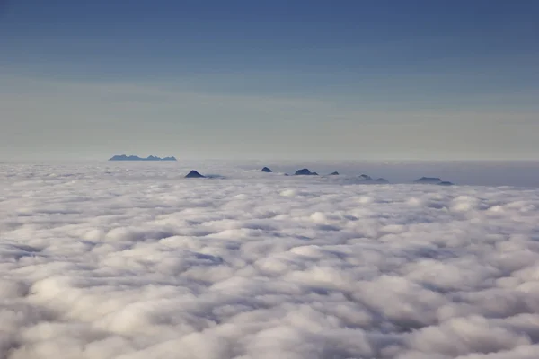 Brouillard aube dans les montagnes — Photo