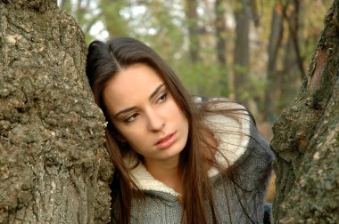 genç kadın iki ağaç arasında gözatma