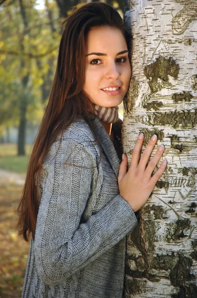 genç kadın bir huş doğru eğildi.