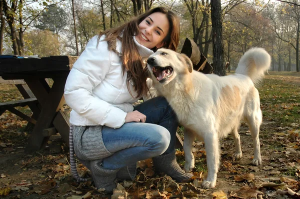 Roliga porträtt av en kvinna och hund — Stockfoto