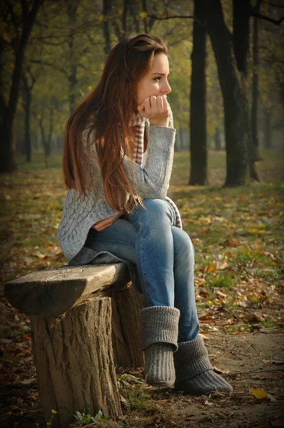 Nadenkend vrouw zitten herfst Eritreërs — Stockfoto