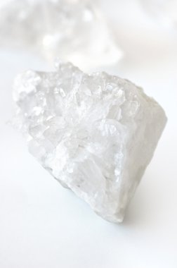 beyaz zemin üzerine beyaz kristal taş
