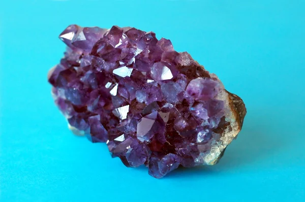 Фиолетовый кристалл на голубом фоне — стоковое фото