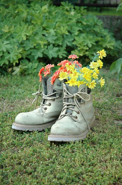 Eski gri Ayakkabı Kırmızı ve sarı çiçek - Stok İmaj