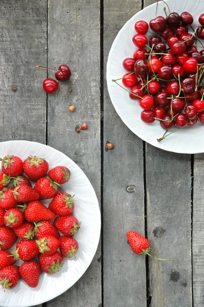 Vista dall'alto di fragole e ciliegie dolci — Foto Stock