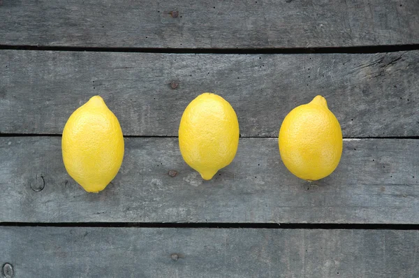 Pohled shora ze tří citronů na šedém pozadí — Stock fotografie