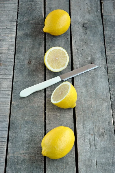 Celá a řez citronu s nožem na pozadí — Stock fotografie
