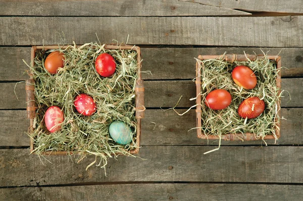 Vista superior de cestas con huevos de Pascua — Foto de Stock