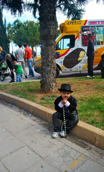 Jovem Charlie Chaplin no carnaval de rua — Fotografia de Stock
