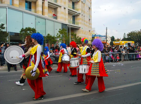 Straßenkarneval - Clowns und Musiker — Stockfoto