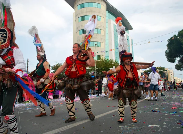 Carnaval callejero - Trajes tradicionales búlgaros — Foto de Stock