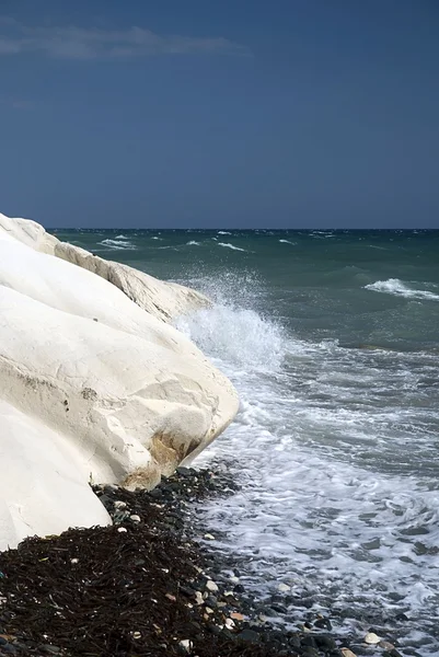Белые известняковые скалы — стоковое фото