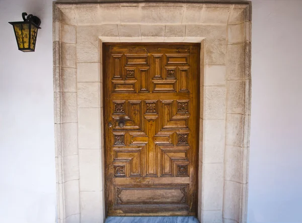 Houten deur in klooster — Stockfoto
