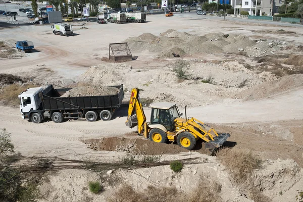 Vrachtwagen en graafmachine — Stockfoto