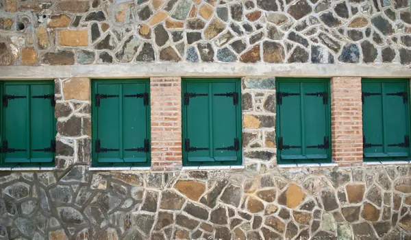 Windows med gröna fönsterluckor — Stockfoto