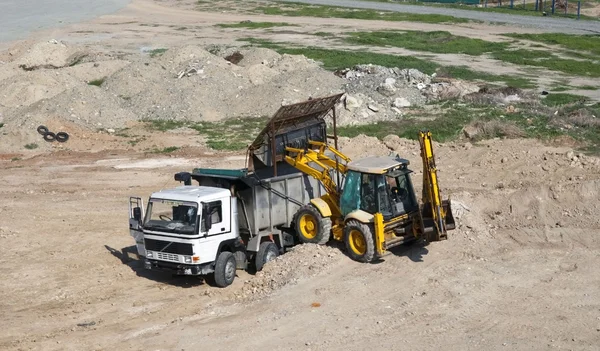 Camión y excavadora — Foto de Stock